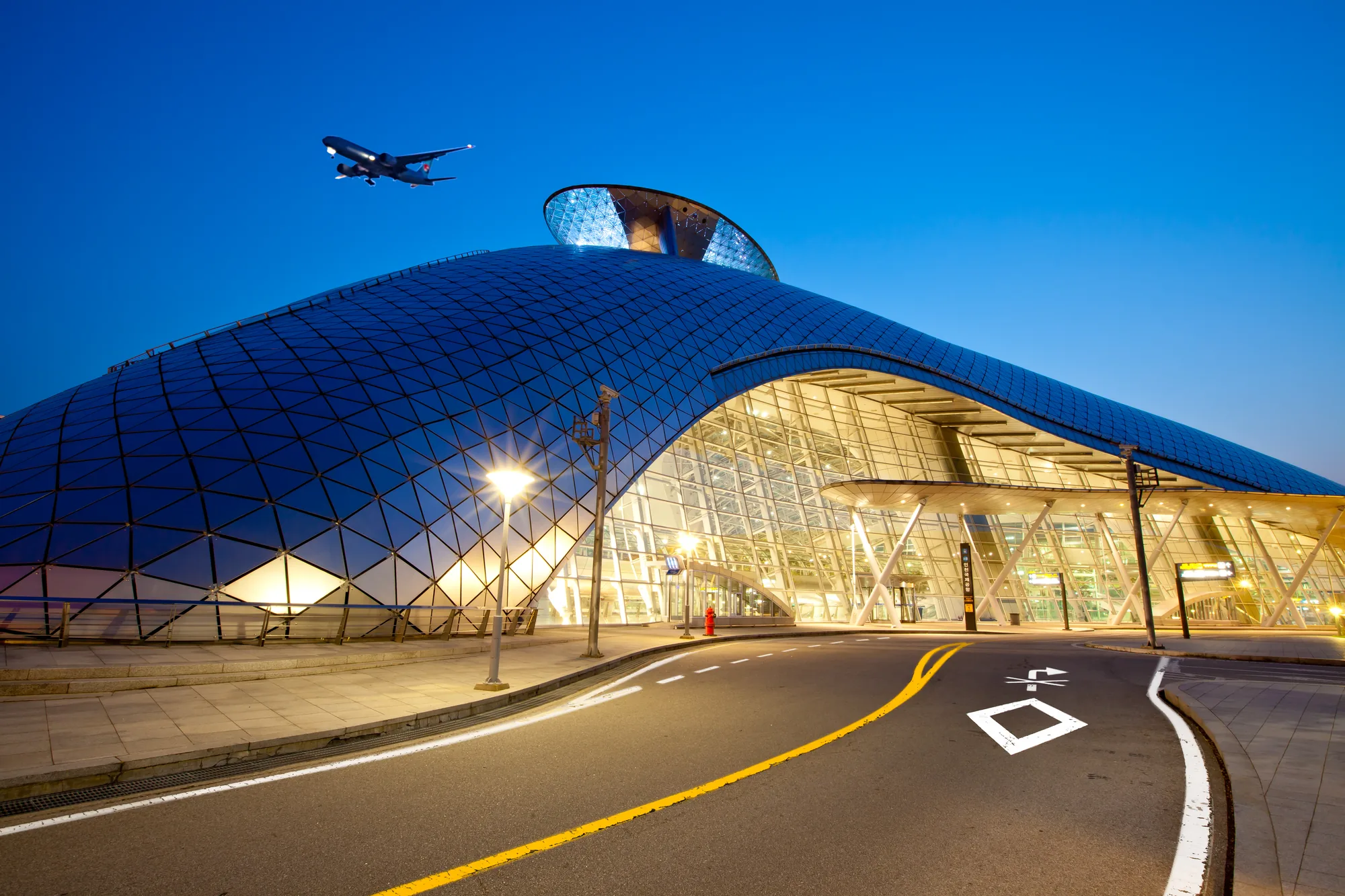 인천국제공항 터미널 외관 — 새벽 이륙
